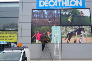 Pose d'Adhésifs micro-perforés grand format pour DECATHLON