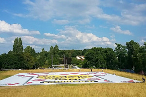 Pose d'une Bâche monumentale posée sur un Terrain de Rugby