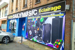 Pose 14 - Bâche tendue sur cadre alu + adhésif sur enseigne