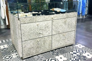 VITRINE EN FEUILLE DE PIERRE